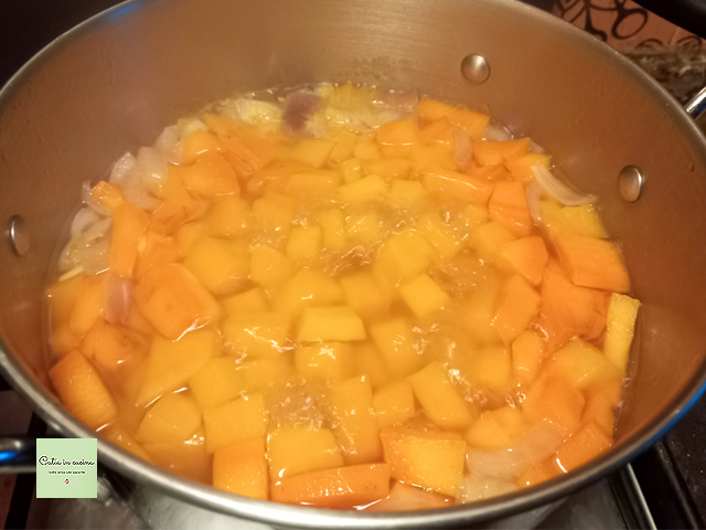 Kürbis und Süßkartoffel in Stücken kochen