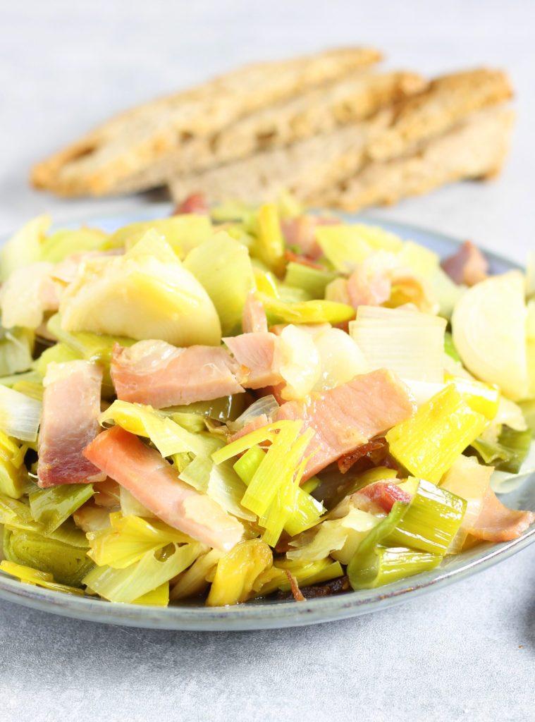 Lauch und Speck in der Pfanne heiß serviert mit knusprigem Brot - schnelles und leckeres Rezept ohne Verschwendung