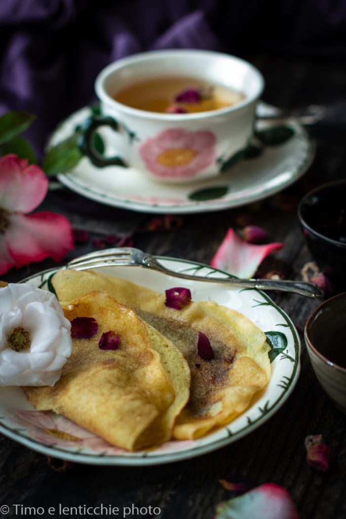 Leichte Rosen-Crêpes