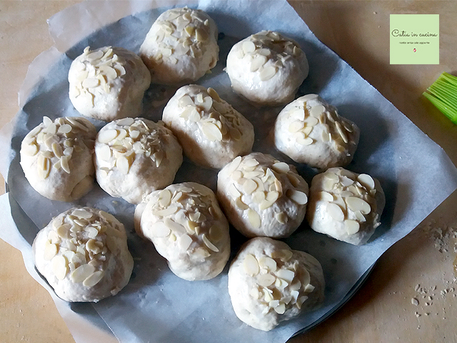 Mandelmilch-Brötchen zum Backen