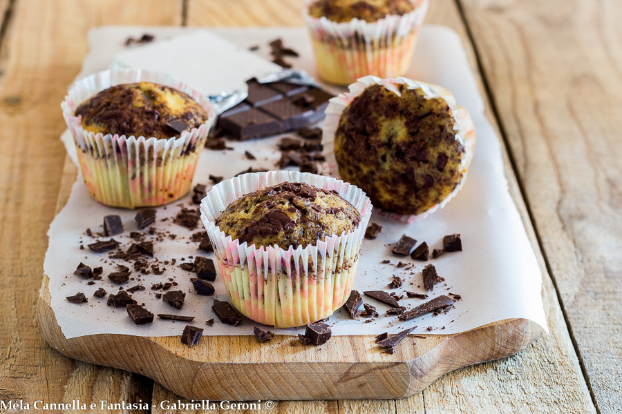 Weiche Muffins mit dunkler Schokolade ohne Butter und Milch