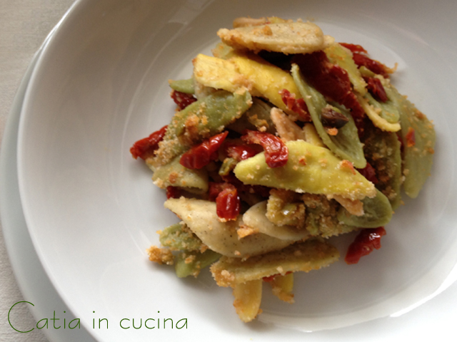 Olivenblätter mit getrockneten Tomaten und Semmelbrösel