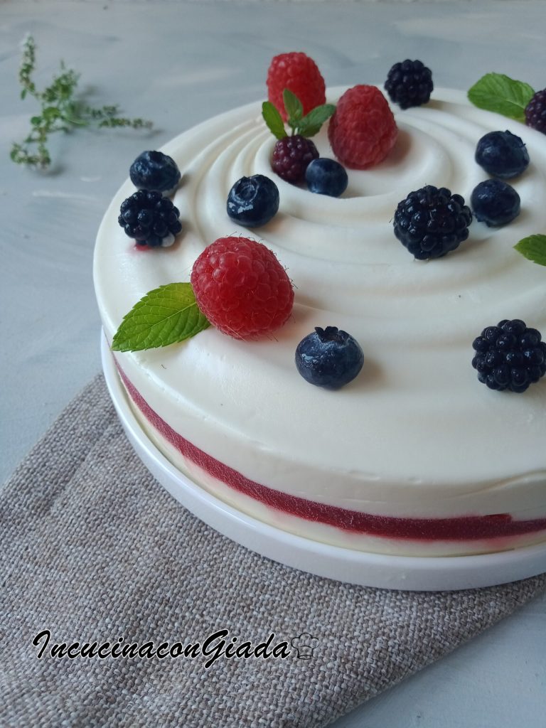 Panna-Cotta-Torte mit Waldbeeren