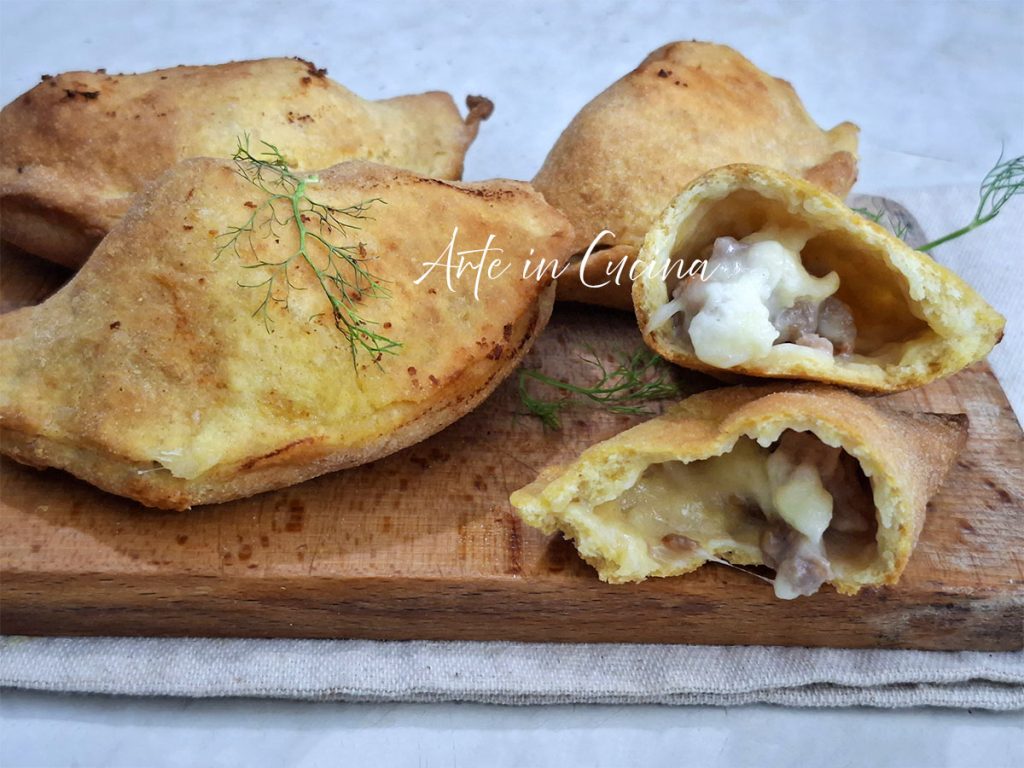 PANZEROTTI 5 MINUTEN mit WURST und Provola