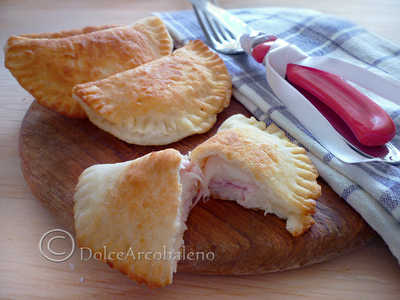 Panzerotti mit gekochtem Schinken und Mozzarella