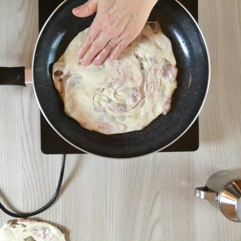 focaccia in padella con salsiccia e olive padella