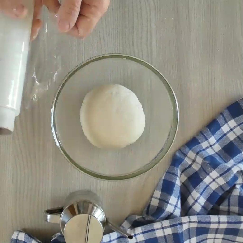 focaccia in padella con salsiccia e olive impasto olive