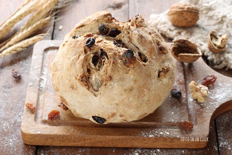 Brot mit Nüssen und Rosinen