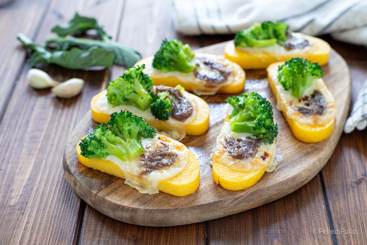 Polenta Crostini mit Brokkoli und Sardellen
