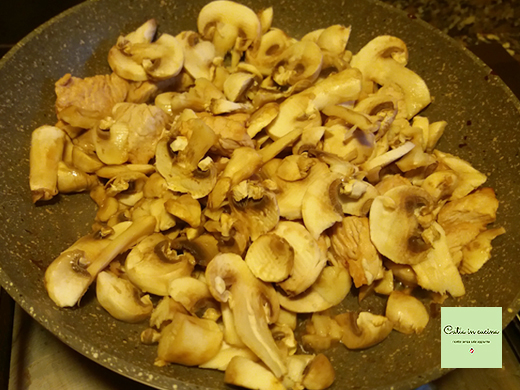 Putenstücke mit Pilzen kochen