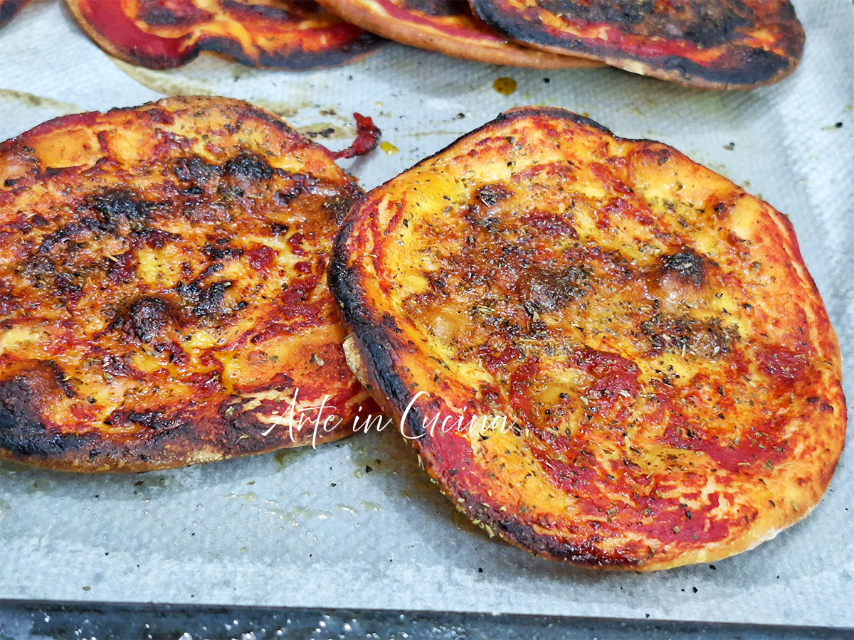 KNUSPRIGE RÖMISCHE MINI-PIZZEN