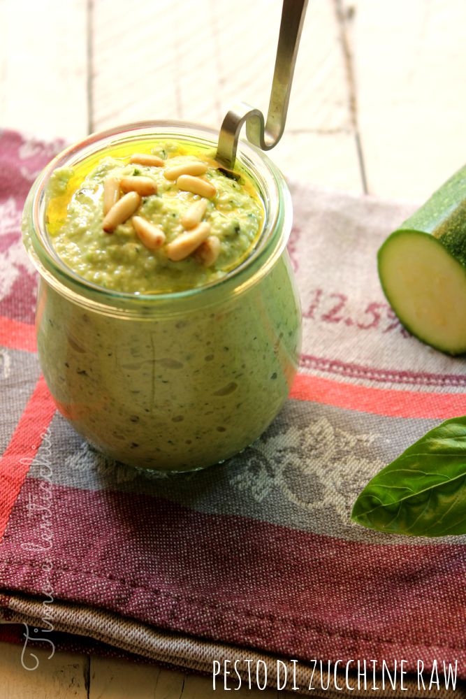 Rohes Zucchini-Pesto