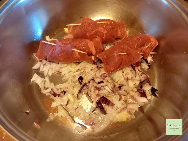 Rouladen in Zwiebel anbraten