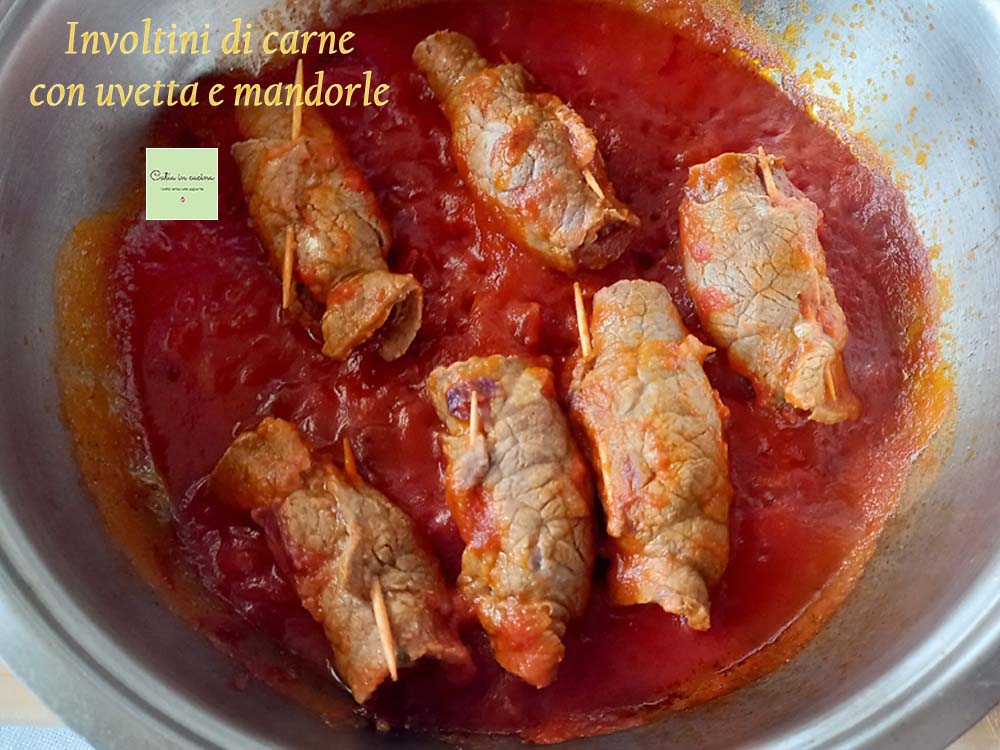 Rouladen mit Rosinen und Mandeln