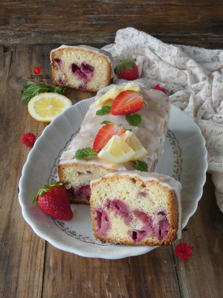 Rührkuchen mit Erdbeeren und Zitronenglasur