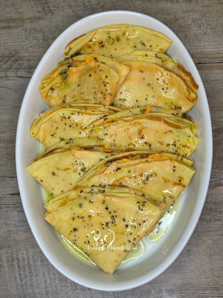 Kürbis-Crespelle aus dem Ofen mit cremigem Stracchino und Nüssen