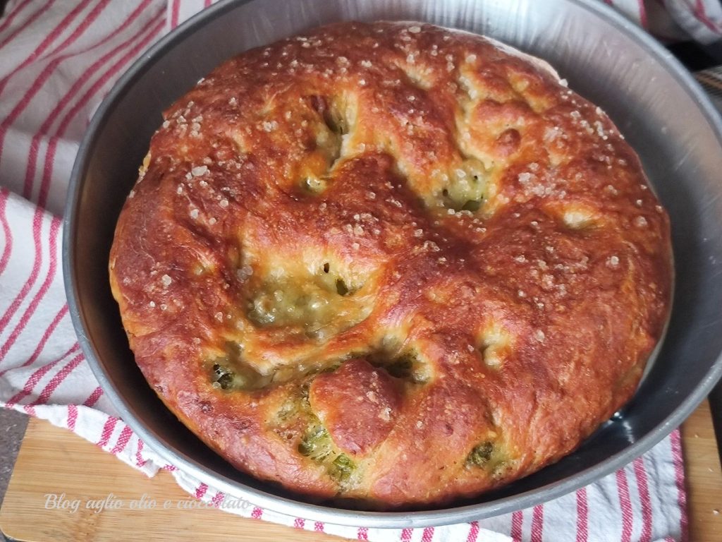 gerade aus dem Ofen gekommene gefüllte Pizza