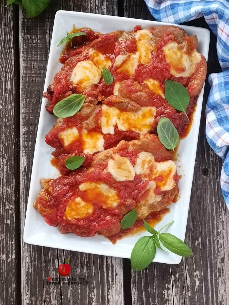 Schweinekoteletts alla Pizzaiola in der Pfanne