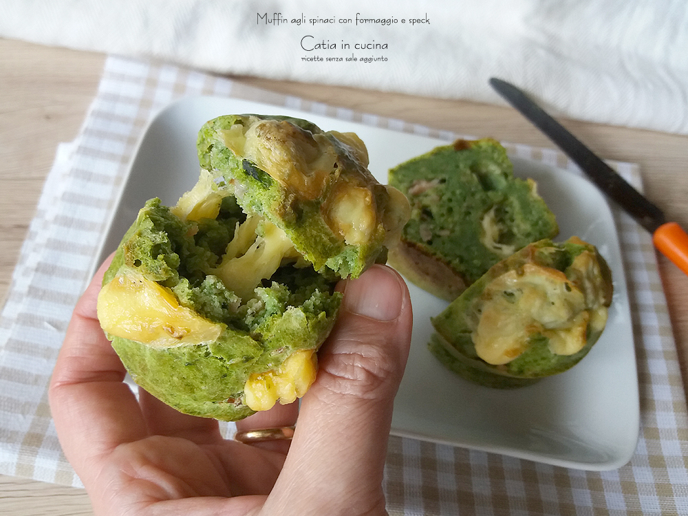 Spinat-Muffins mit Käse und Speck