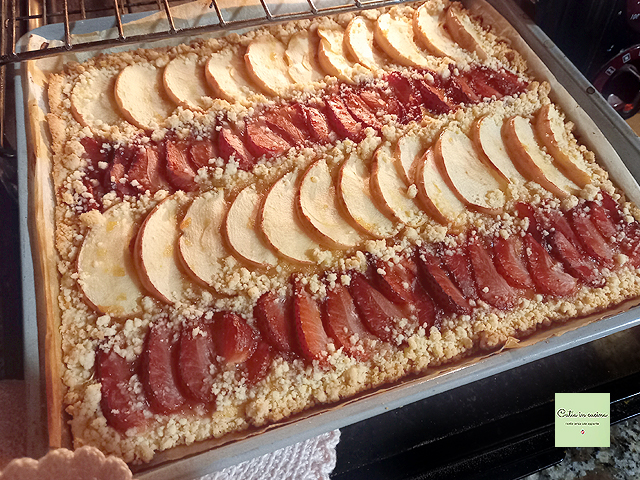 streuselkuchen erdbeeren und äpfeln - fertig gebacken