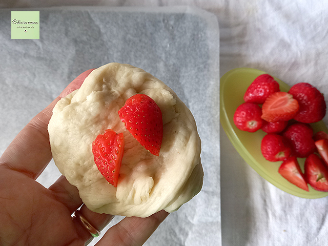 süße Brötchen gefüllt mit Erdbeeren