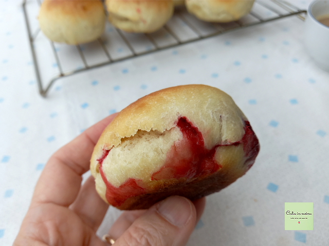 süße Brötchen gefüllt mit Erdbeeren