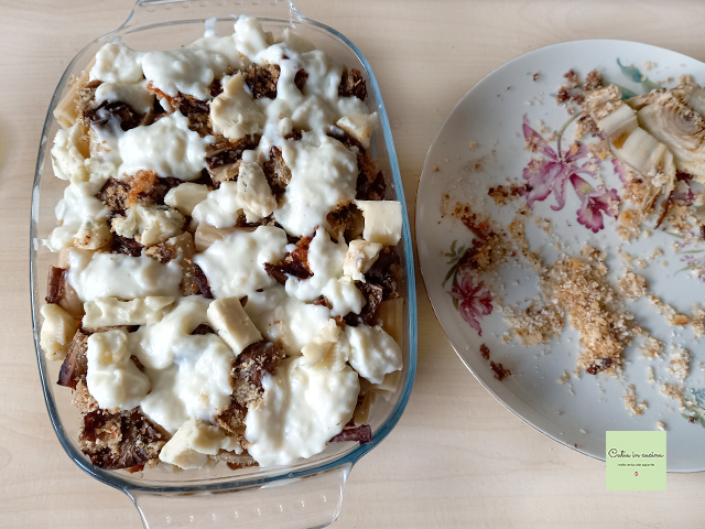 überbackene Nudeln mit gratiniertem Radicchio und Gorgonzola zum Backen bereit