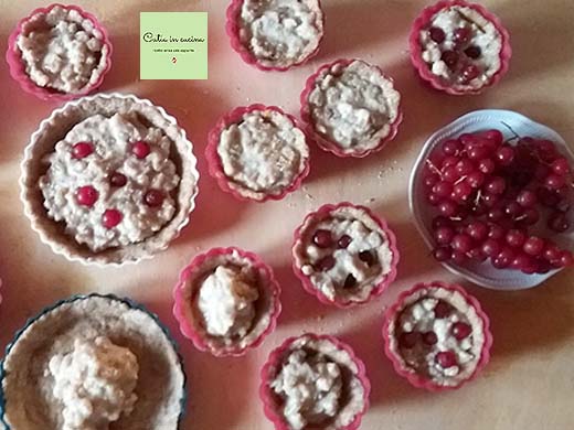 vegane Mürbeteigkörbchen gefüllt mit Gerste und Tofu vor dem Backen