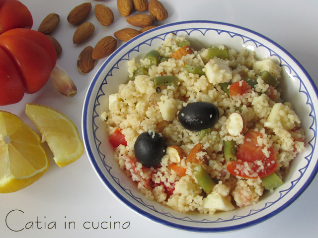 Vegetarischer Couscous mit Zitrone und Mandeln