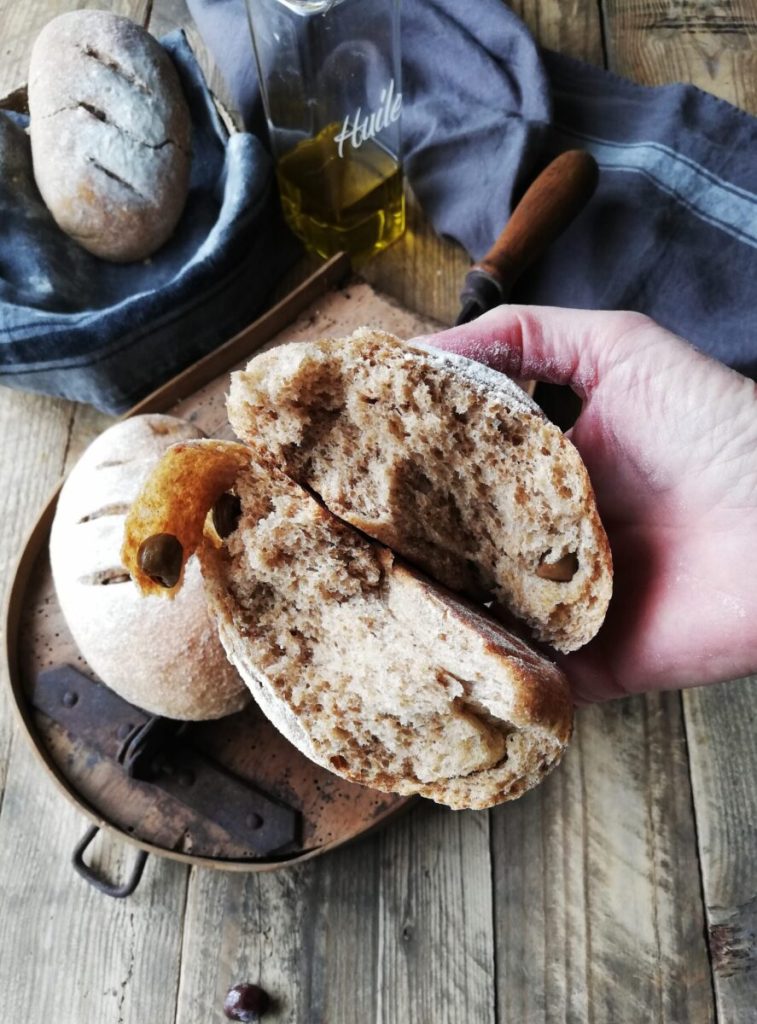 Vollkornbrot mit Oliven