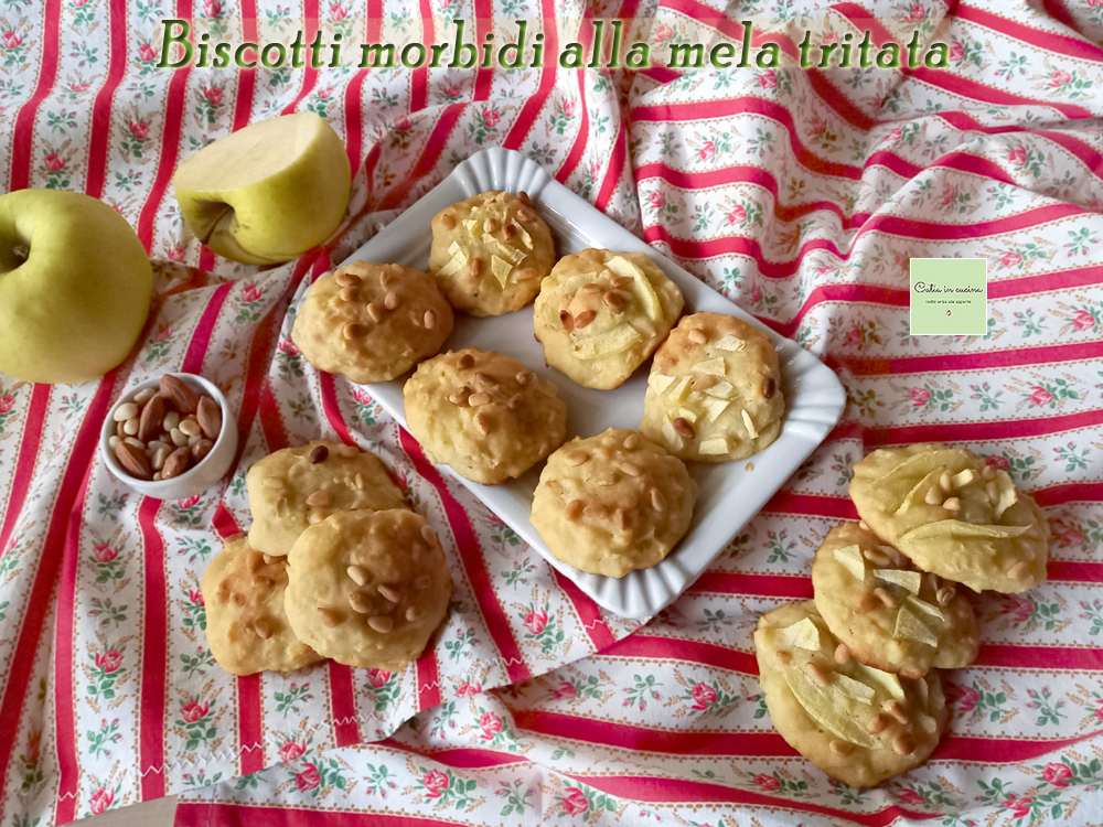 Weiche Kekse mit gehacktem Apfel