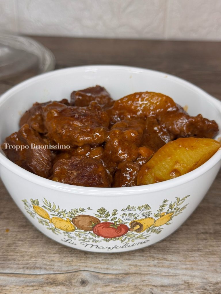 Zartes Gulasch mit Kartoffeln
