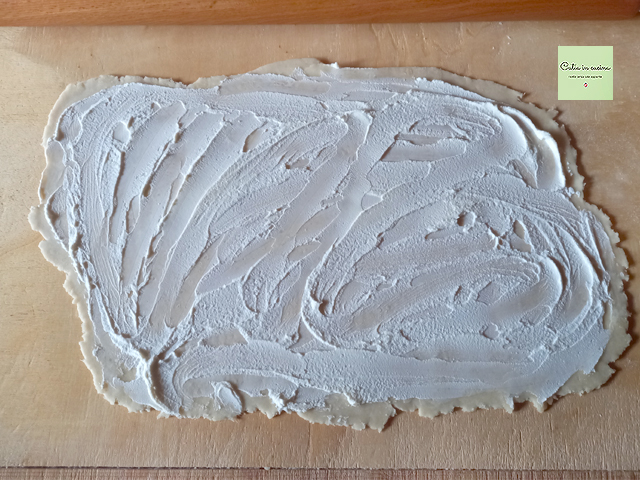 Ziegenkäse auf den Teig streichen