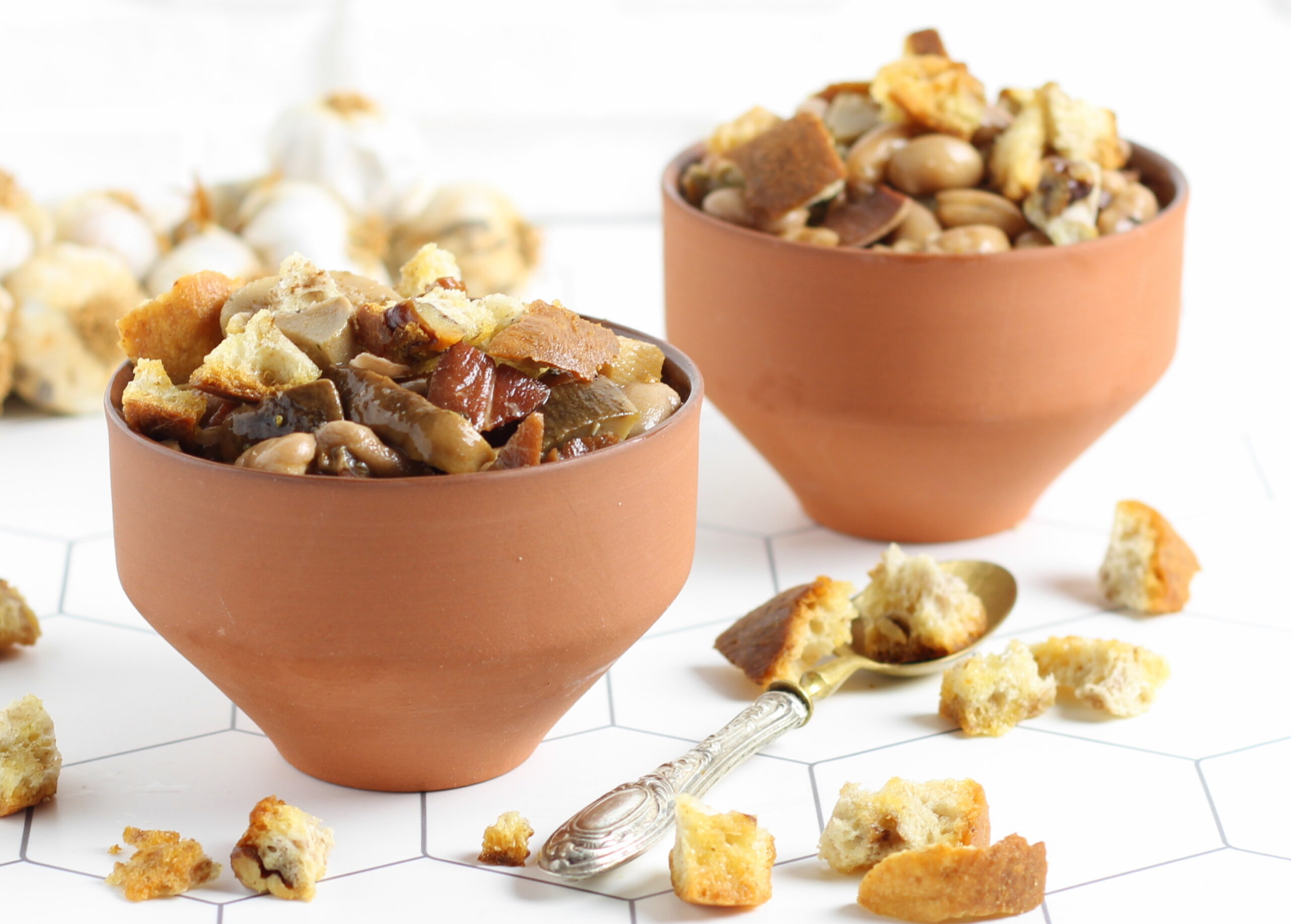 Rustikale Suppe mit Steinpilzen und Bohnen