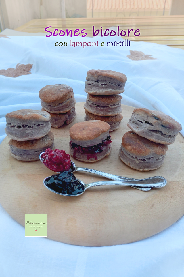 zweifarbige Scones mit Blaubeeren und Himbeeren