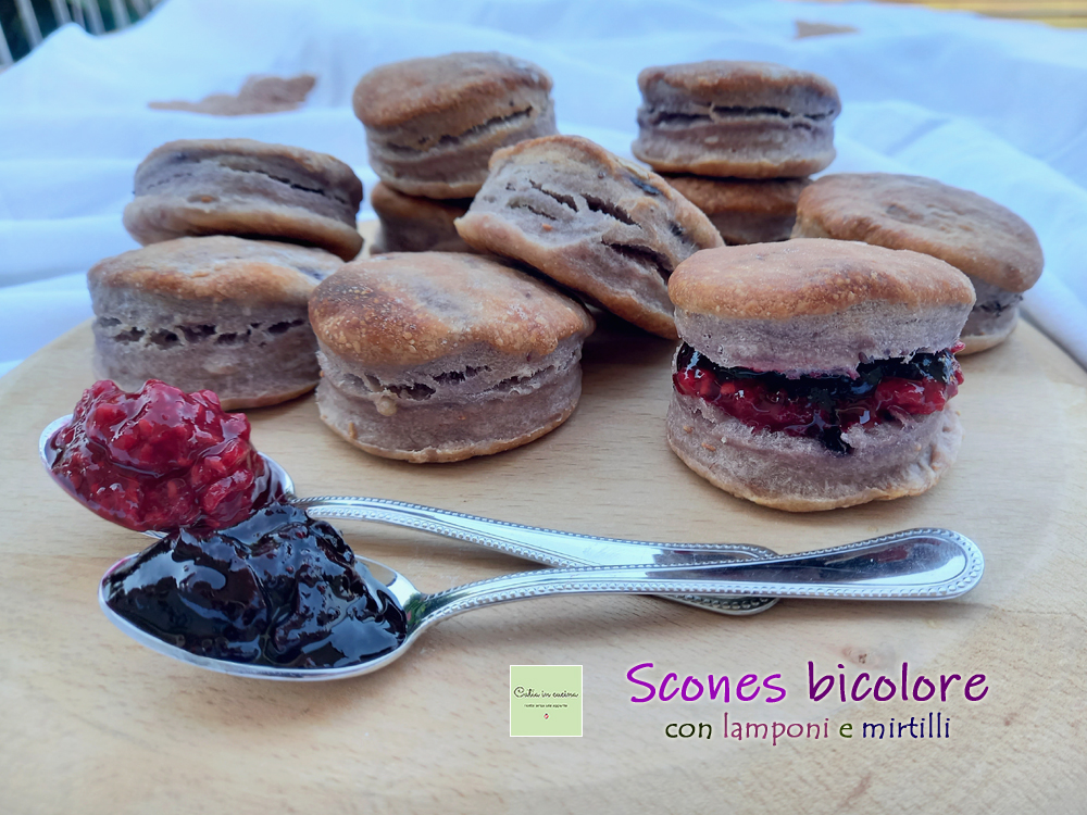 Zweifarbige Scones mit Himbeeren und Blaubeeren