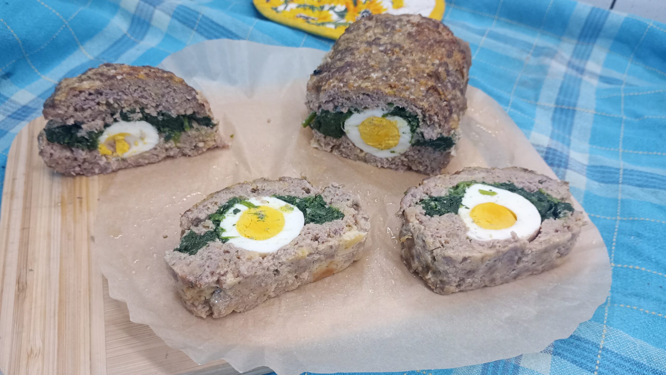 Fleischrolle gefüllt mit Spinat und Eiern