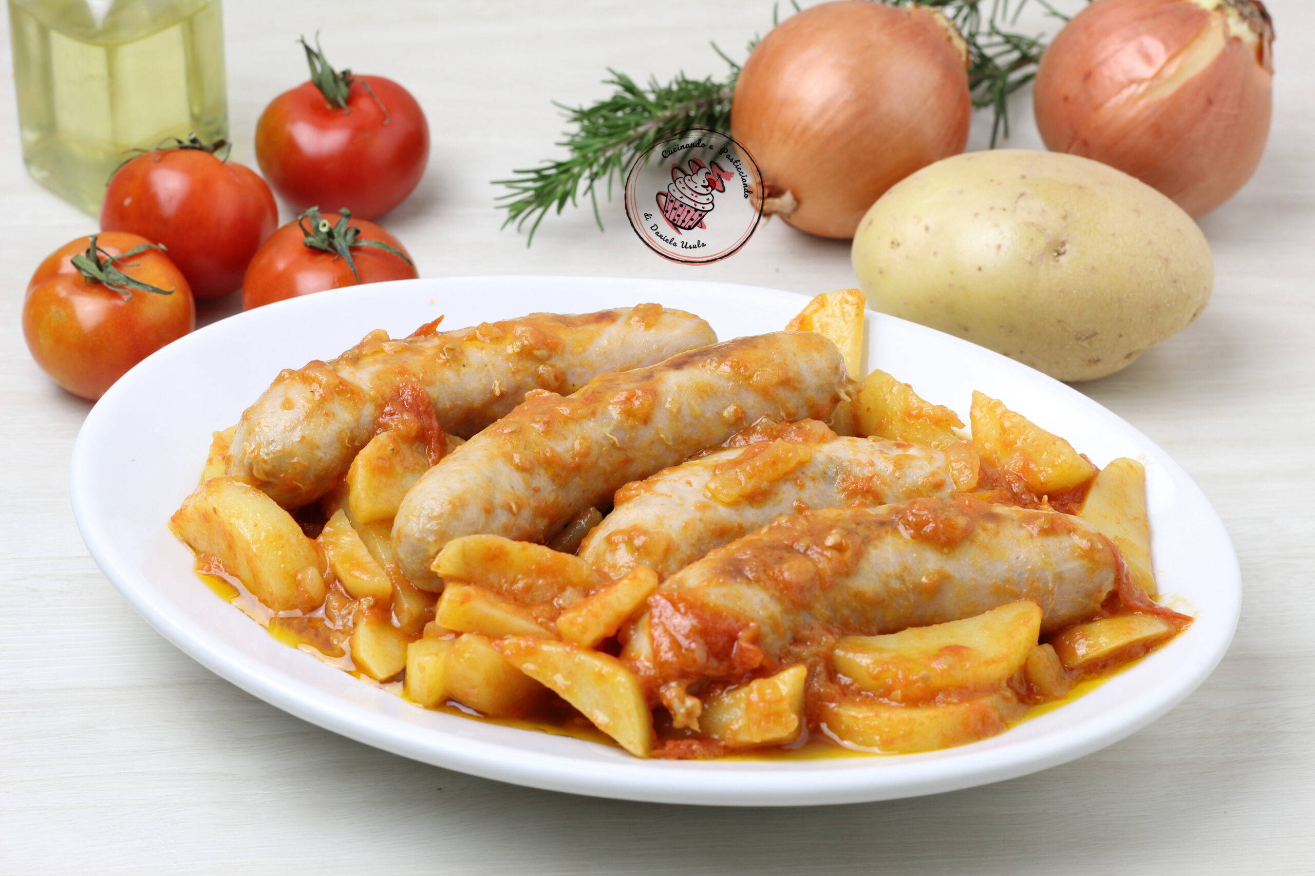 WÜRSTE IN DER PFANNE, mit Kartoffeln, Zwiebeln und Tomaten, einfaches und schmackhaftes Hauptgericht.