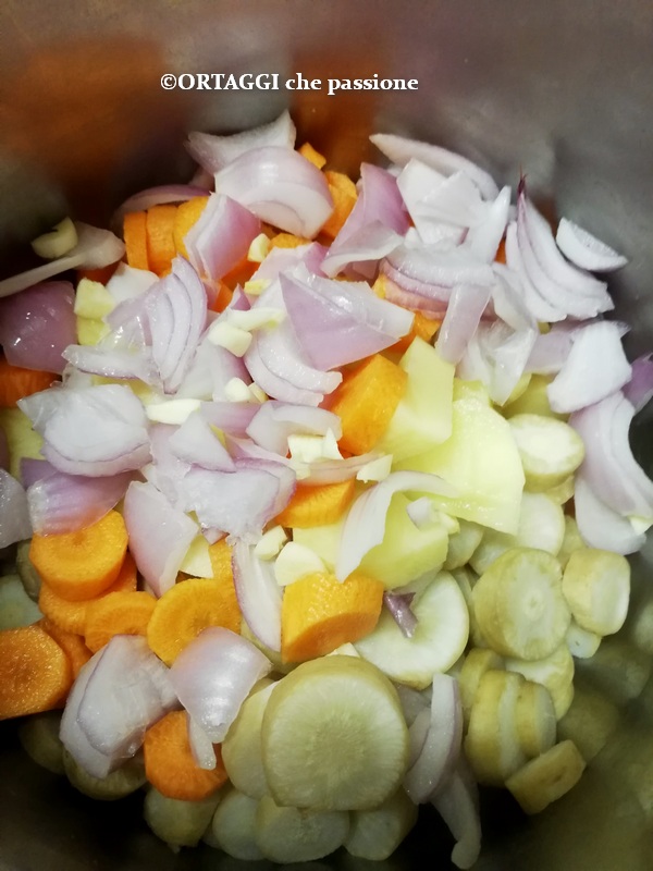 Gemüse geschnitten zum Kochen in der gemischten Wurzelcreme