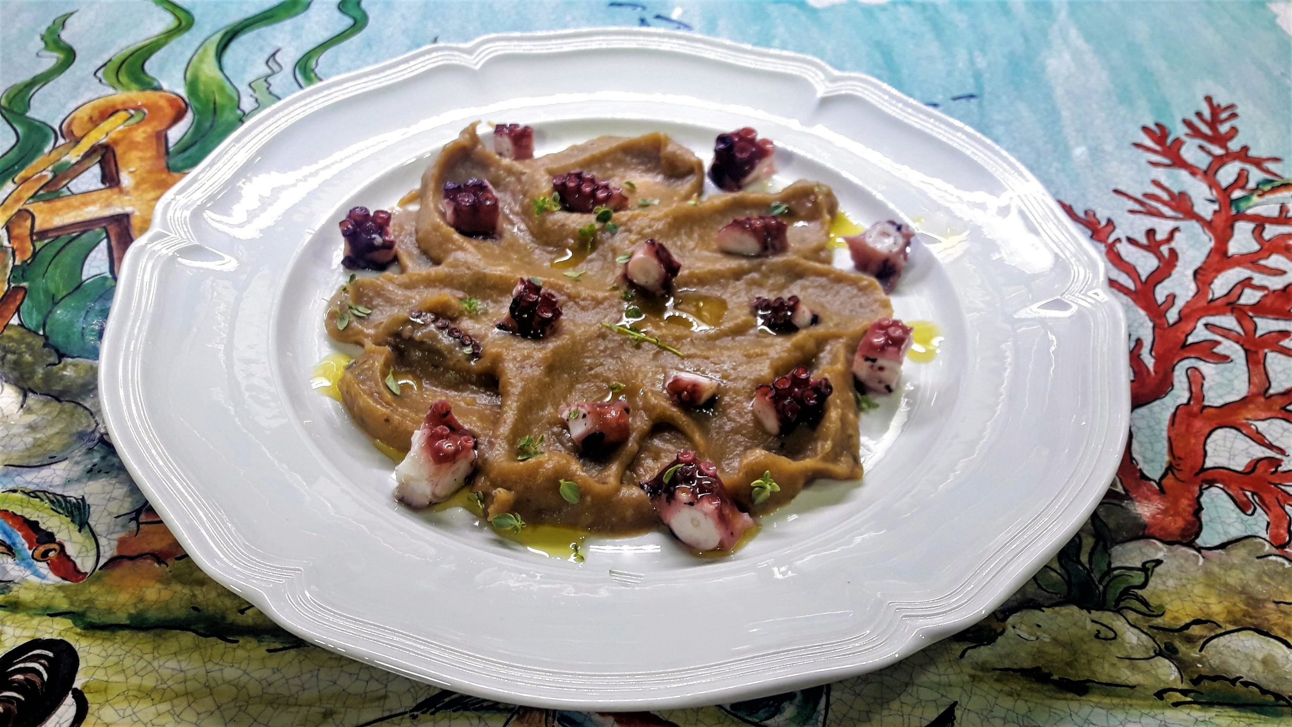 Oktopus-Konfetti auf Wirbel aus Creme