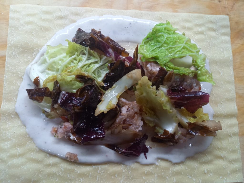 Nudelteig-Rosen mit Salsiccia und Gemüse