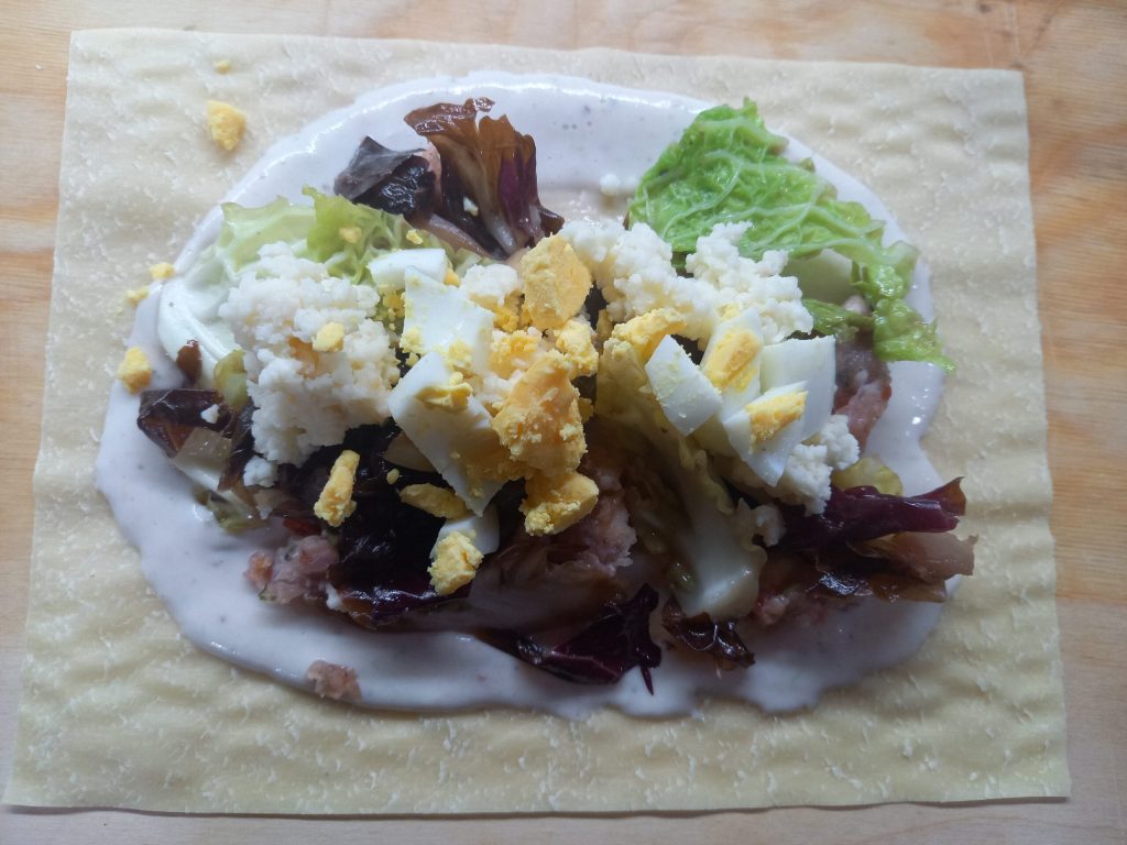 Nudelteig-Rosen mit Salsiccia und Gemüse