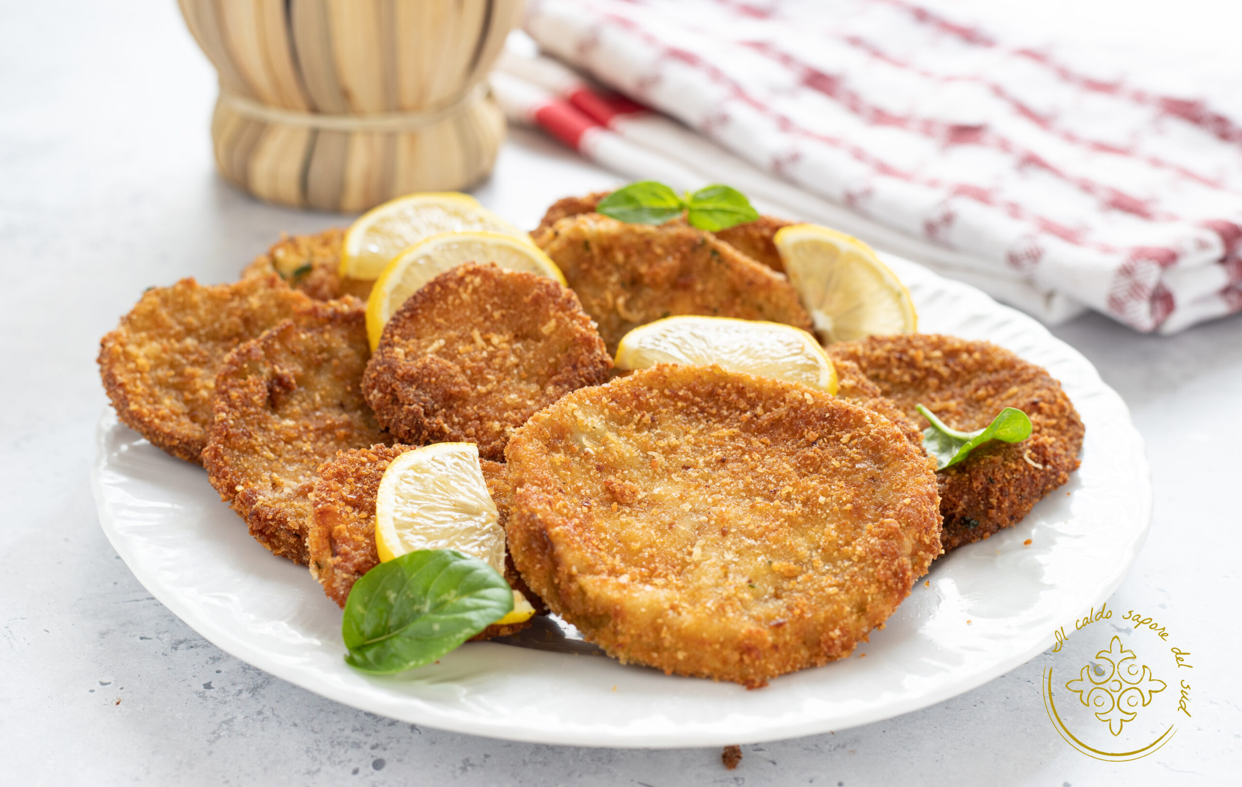 Sizilianische panierte und frittierte Auberginen‑Schnitzel – goldbraun und knusprig