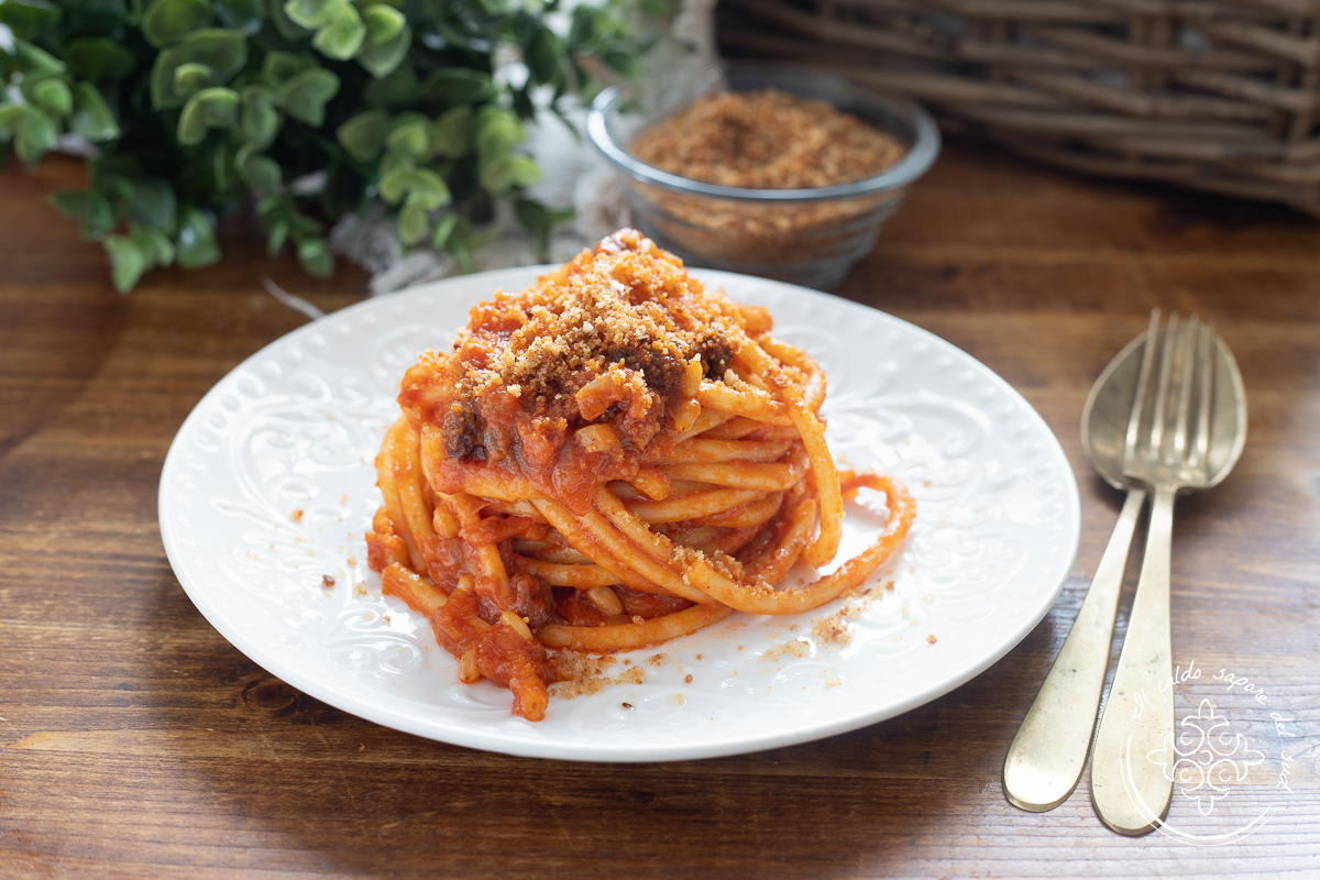 Pasta c’anciova und muddica atturrata