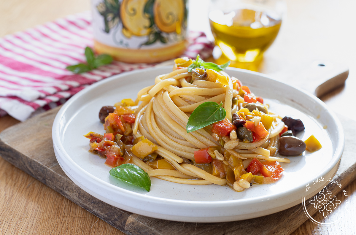 Pasta mit Paprika und Taggiasca-Oliven