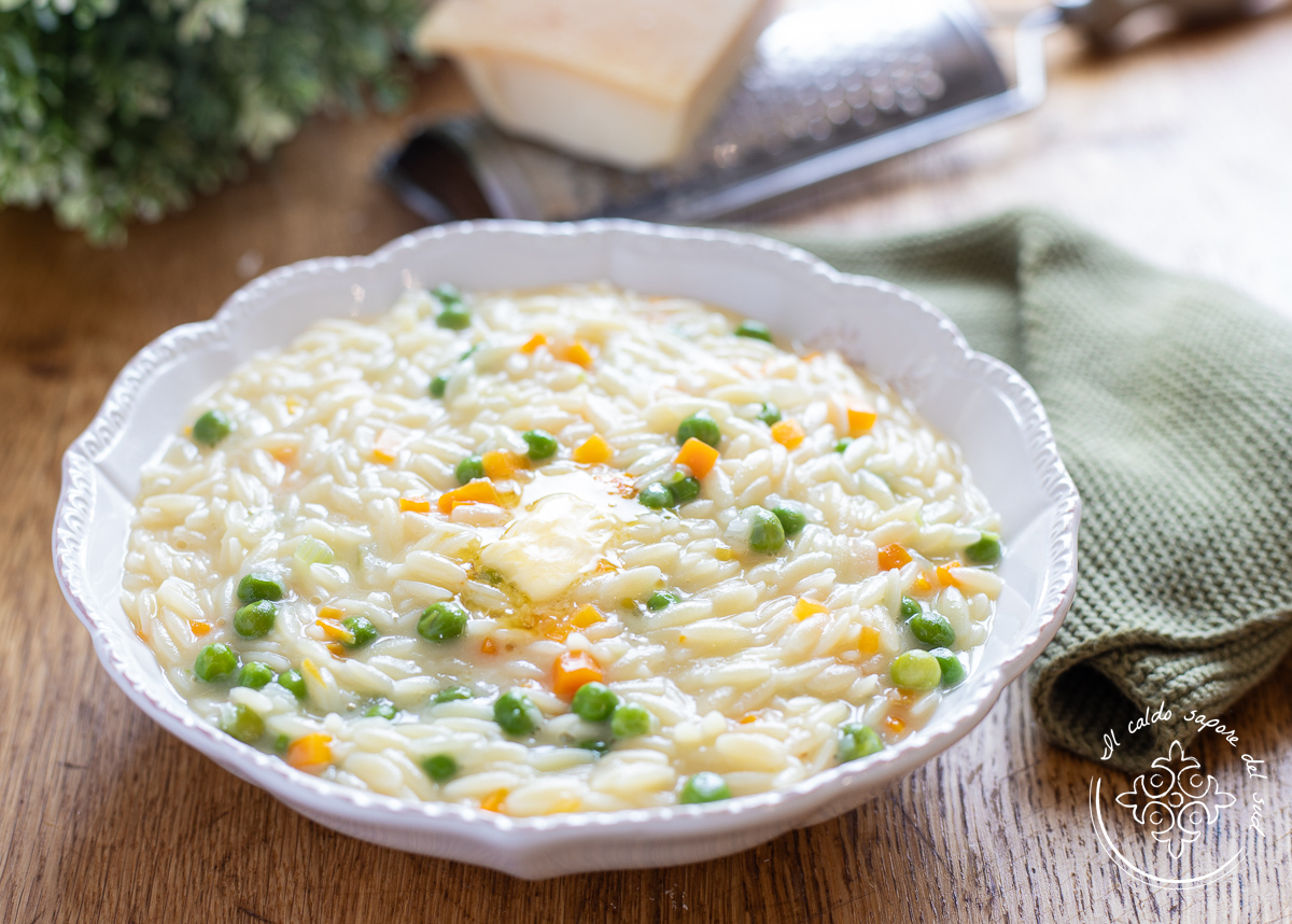 Pastina in Brühe mit Butter und Parmesan
