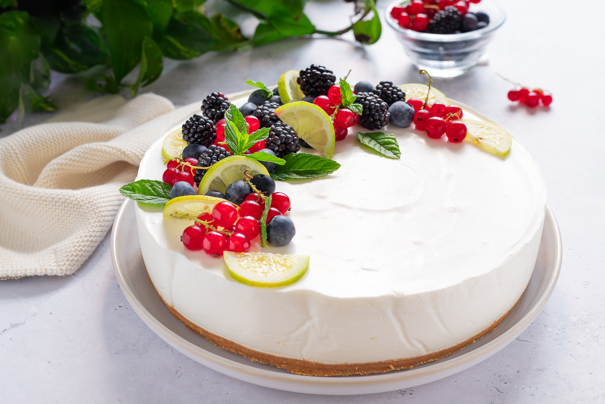 Kalte Joghurttorte mit Waldbeeren