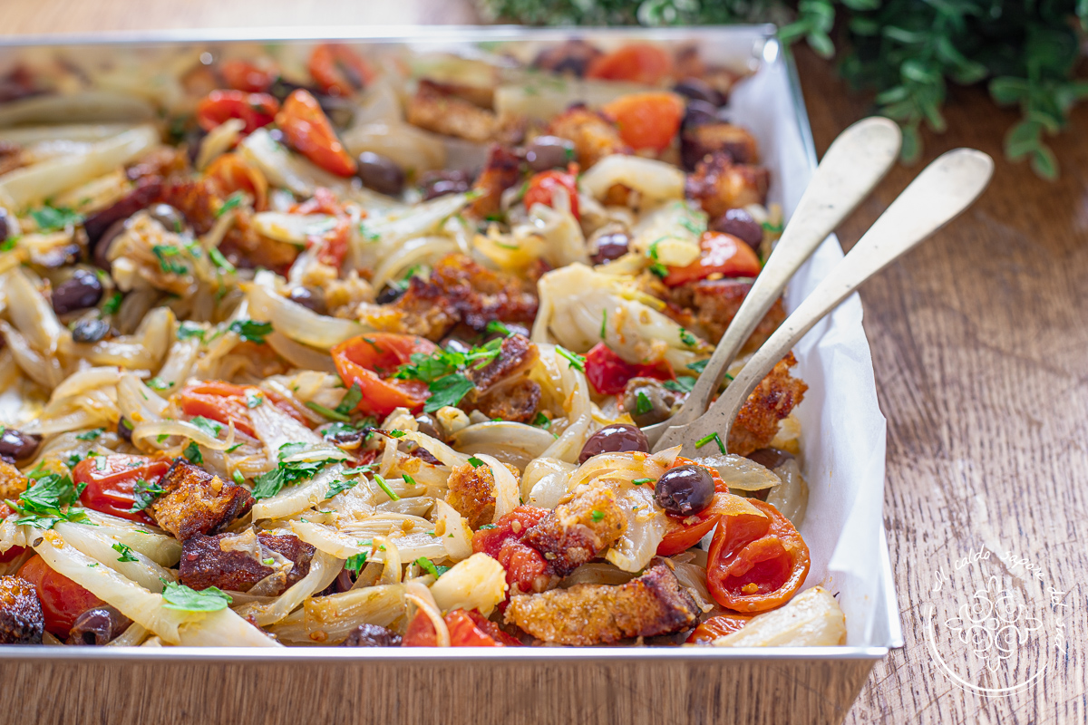 Fenchel aus dem Ofen mit Zwiebeln, Kirschtomaten und Oliven