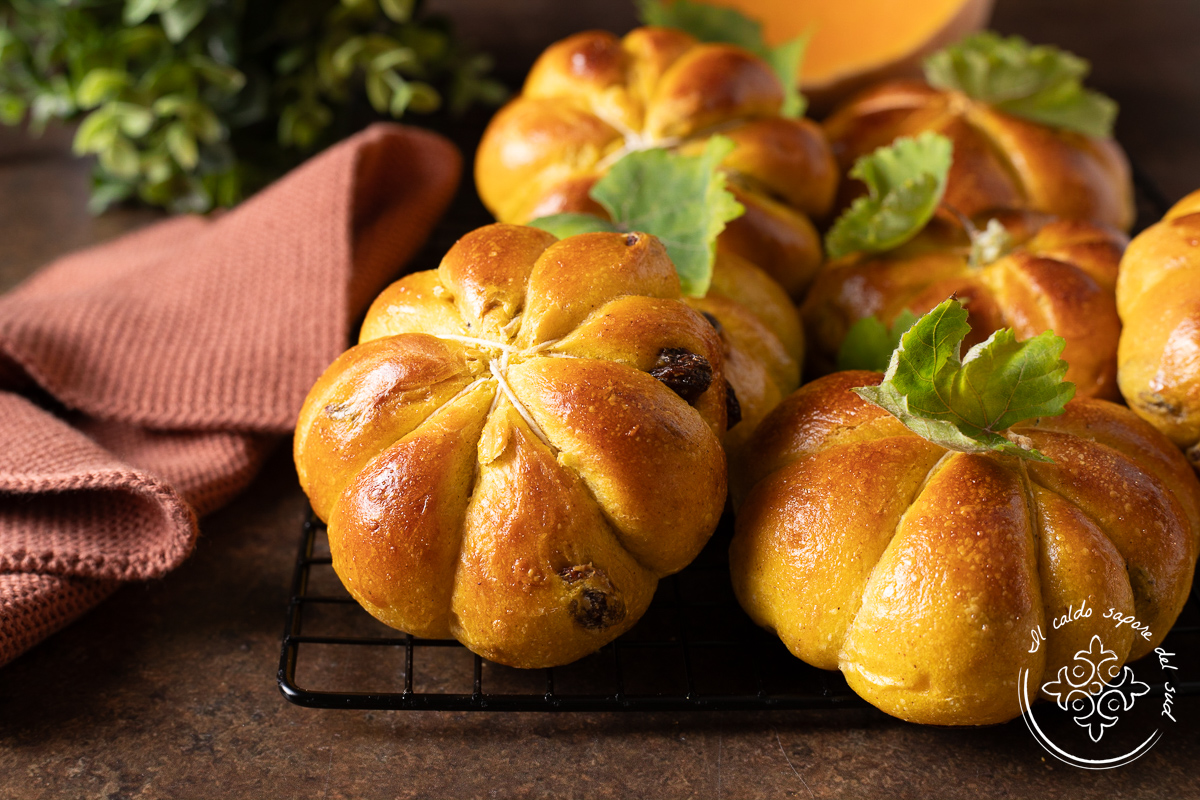 Kürbisförmige Brötchen