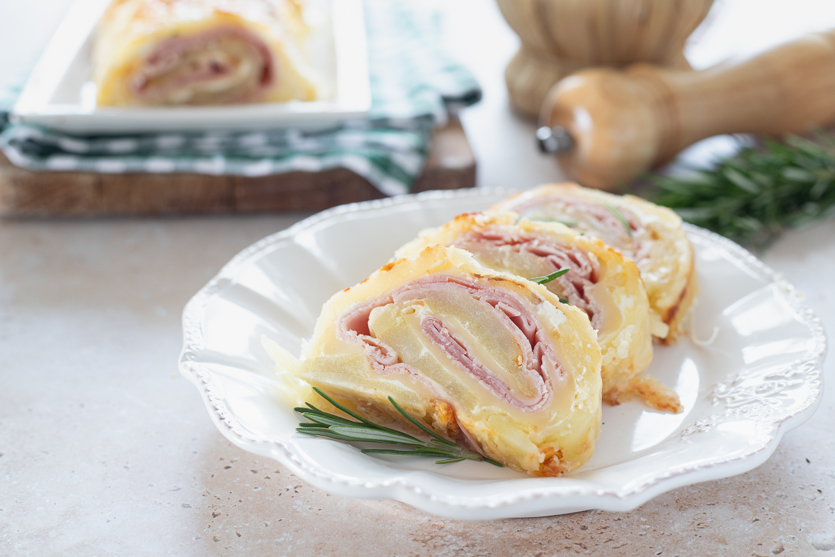 Gefüllte Kartoffelrolle aus Kartoffelscheiben